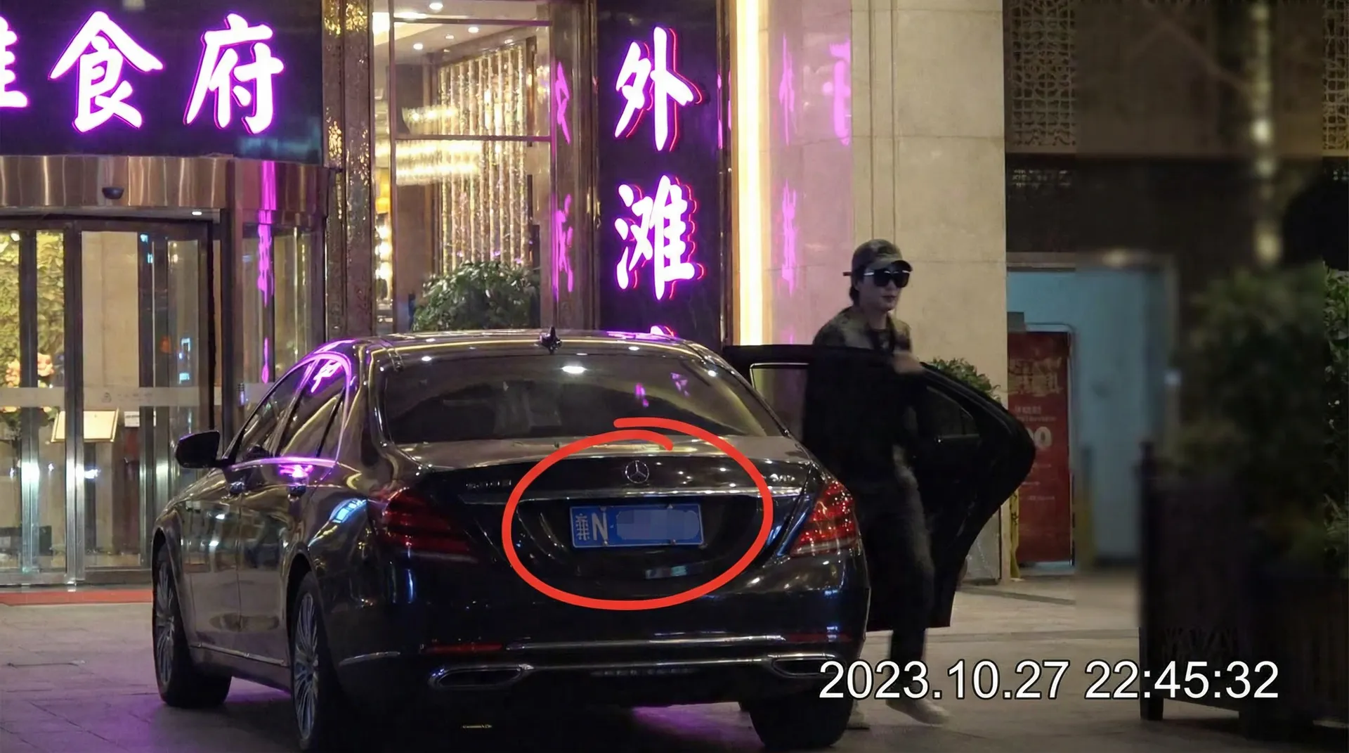 吃瓜51官网入口~吃瓜51最新地址_热门吃瓜51资源大全 - 豪车餐厅外被拍